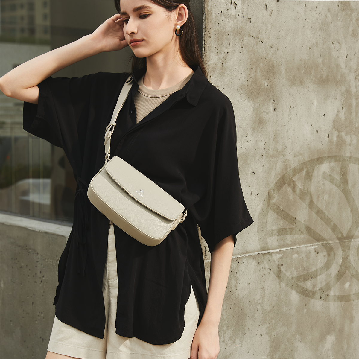 The IVY unisex sling bag in a clean minimalist shape, made in soft vegan PU leather. Magnetic flap, hidden zipper, and inside pocket ensure secure organization for men and women.