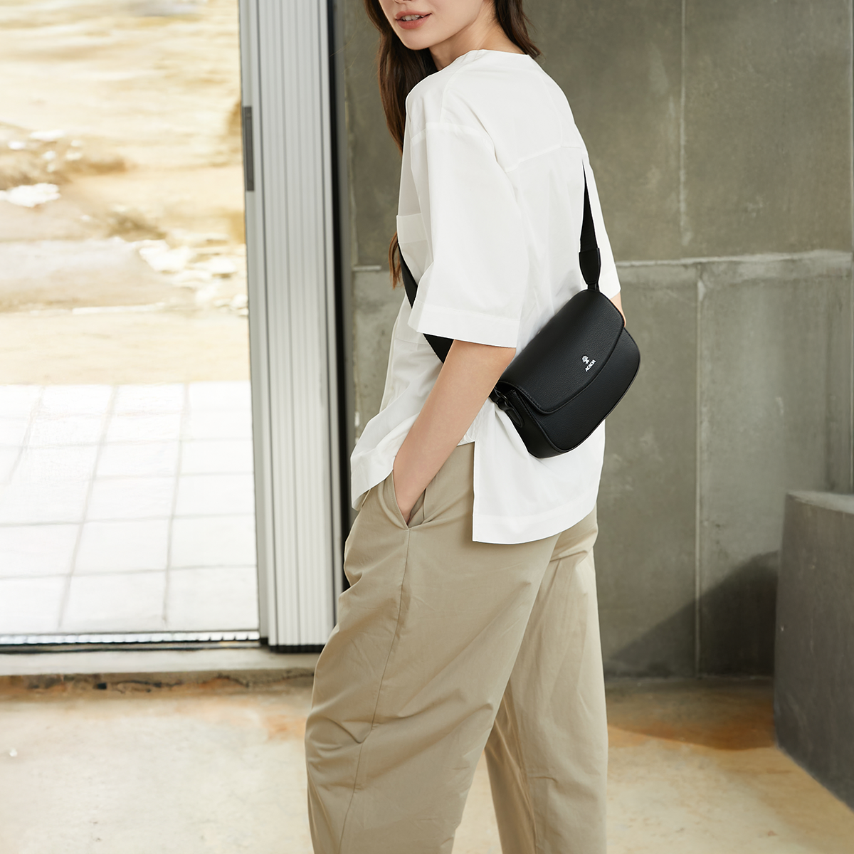 The IVY unisex crossbody sling bag styled with a wide adjustable strap. Features double security with magnetic flap and internal zipper. Ideal for men and women seeking a modern urban bag.